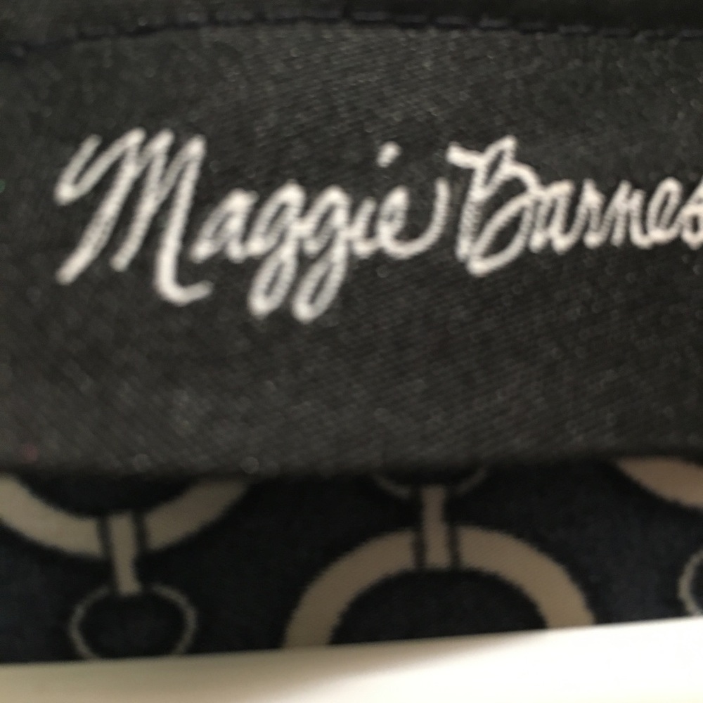 If you like sparkles, you’ll like this beautiful knit blouse. - Picture 2 of 3